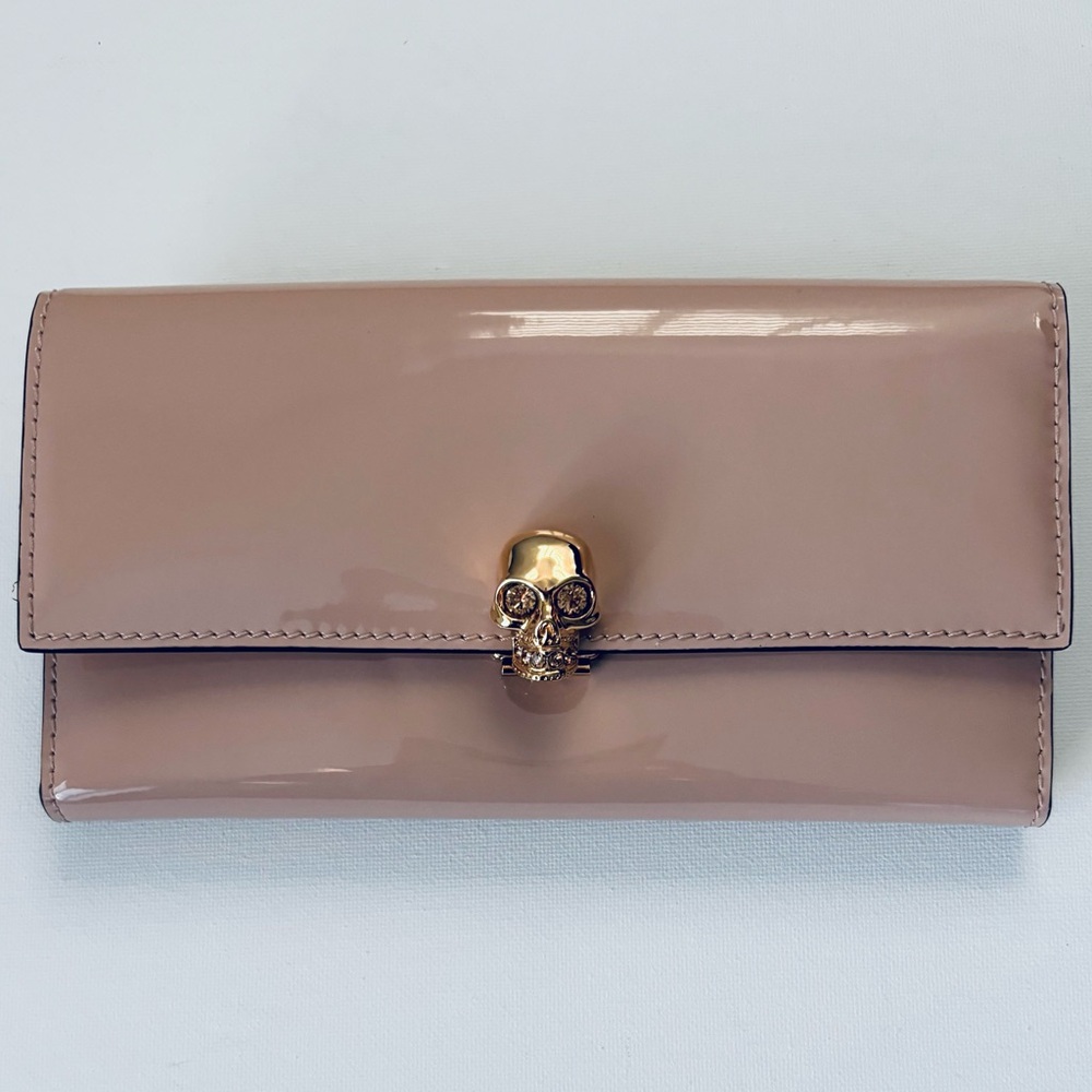 ALEXANDER MCQUEEN | Patent Leather Skull Clasp Continental Wallet in Budoir